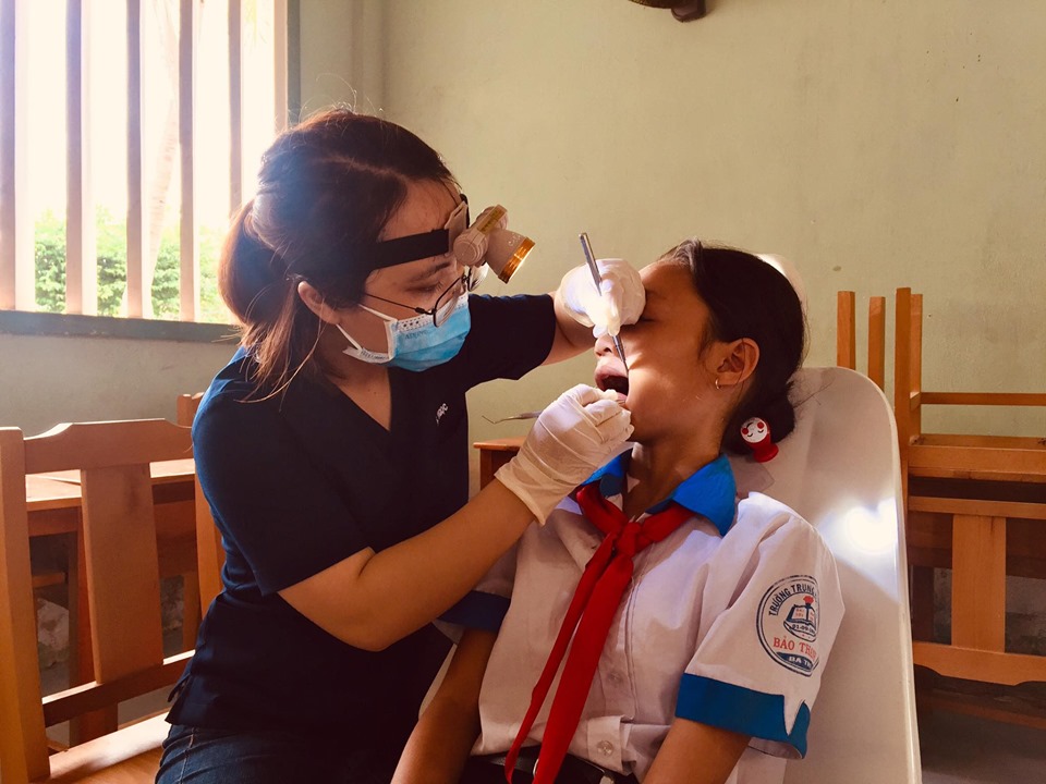 Khám răng miệng cho các em thiếu nhi