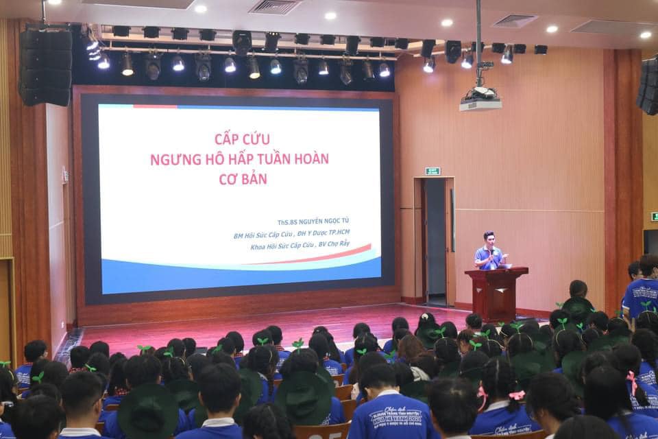 Có thể là hình ảnh về 3 người, mọi người đang học, cái bục và văn bản cho biết 'ชรม CẤP CẤPCỨU CỨU NGƯNG HÔ HẤP TUẦN HOÀN cƠ CƠBẢN BÁN BM HoiS Sức Cấp Khoa Ho ôi Sức Cáp ThS.BS NGUYỄN NGỌC τύ ĐHvx88b P.HCM CM Ch Chợ Ray 無 LVACNEOOO NMJESZ0 18000る'