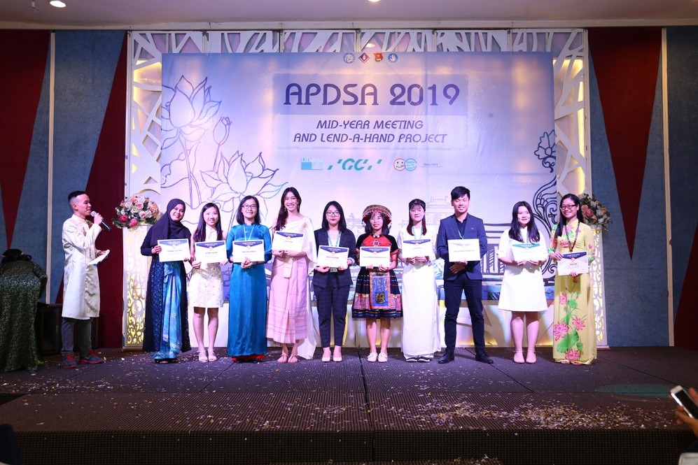 Trao chứng nhận cho sinh viên tham dự