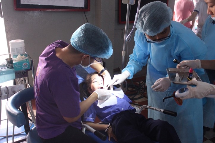 Điều trị Răng miệng cho các em thiếu nhi tại trung tâm