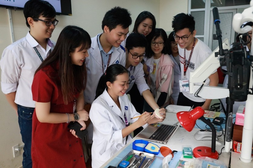 ThS Bùi Huỳnh Anh hướng dẫn lớp học kĩ năng trám răng thẩm mỹ