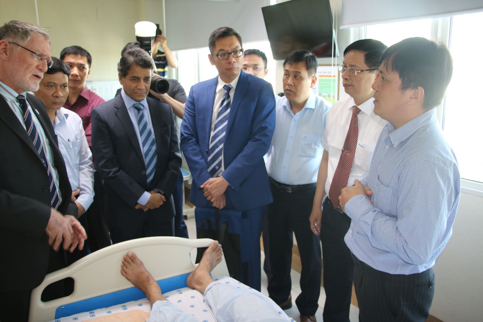 TS.Trần Công Duy Long - Phó trưởng khoa. Ảnh bên phải