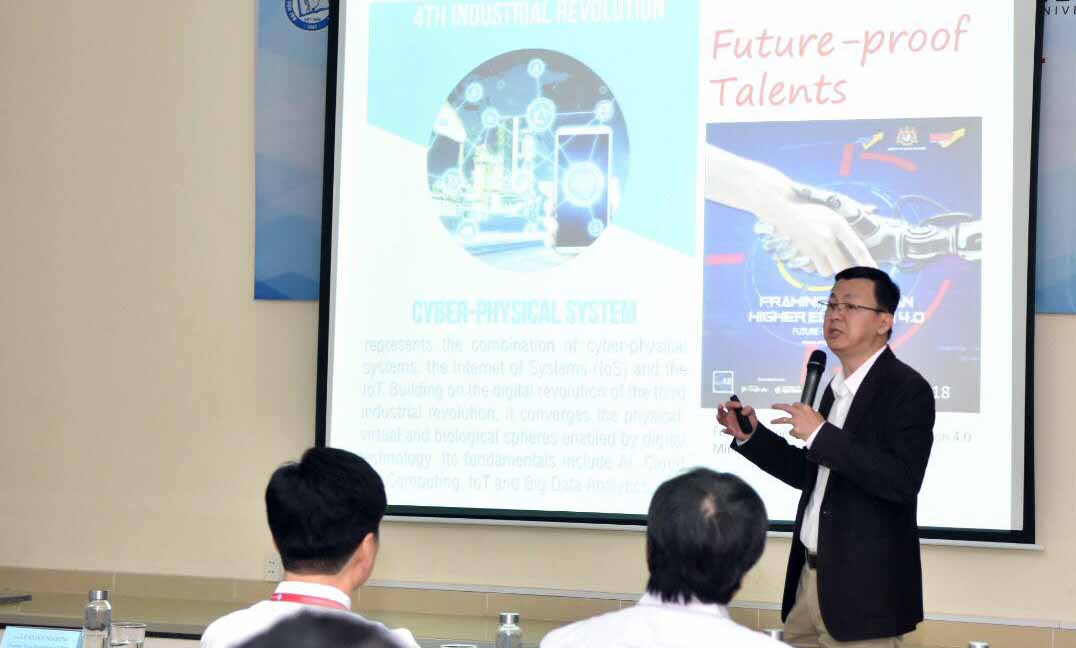 GS. Duu Sheng Ong trao đổi trong hội thảo