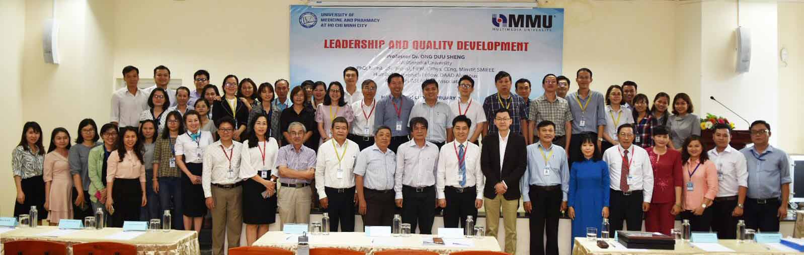 Toàn thể đại biểu và hội thảo viên chụp hình lưu niệm trong buổi khai mạc