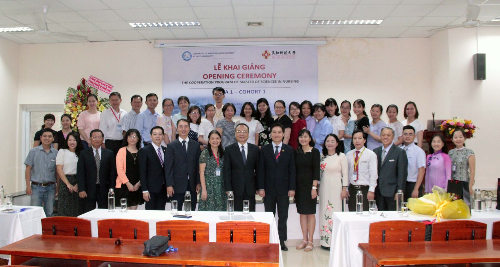 Lãnh đạo hai trường chụp ảnh cùng học viên của lớp.