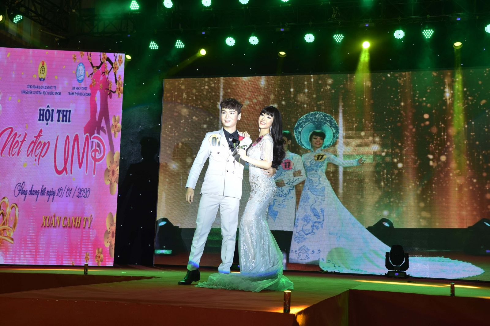 Thành viên Ban giám khảo chụp hình lưu niệm