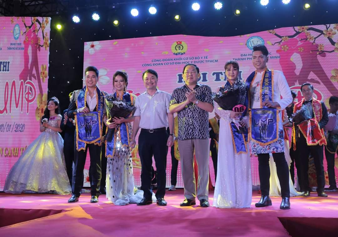 Thành viên Ban giám khảo chụp hình lưu niệm