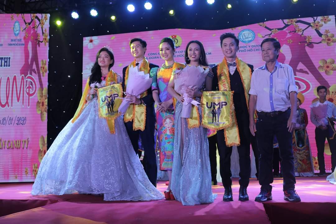 Thành viên Ban giám khảo chụp hình lưu niệm