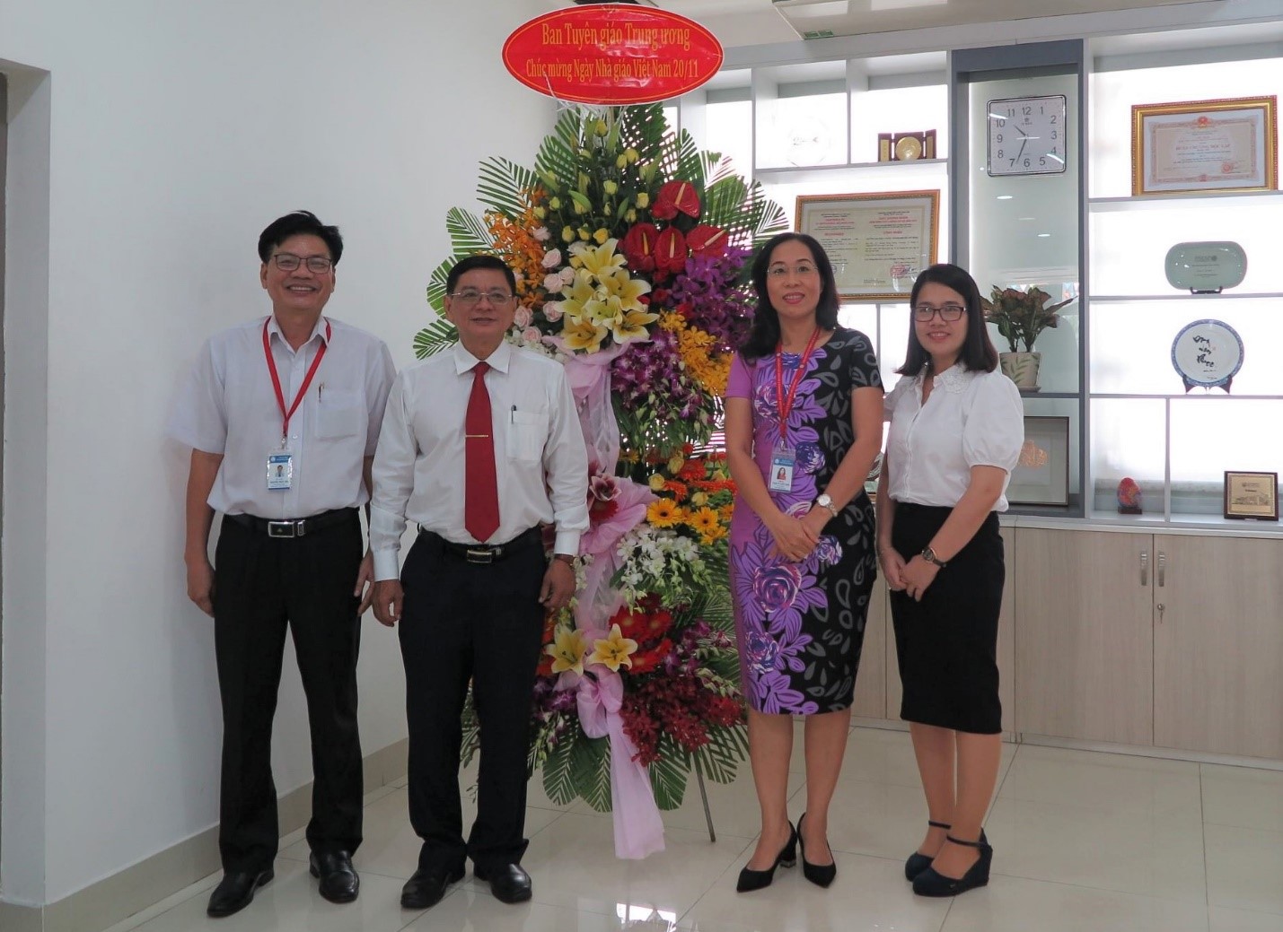 Đại diện Ban Tuyên giáo Trung ương thăm và chúc mừng trường ngày Nhà giáo Việt Nam