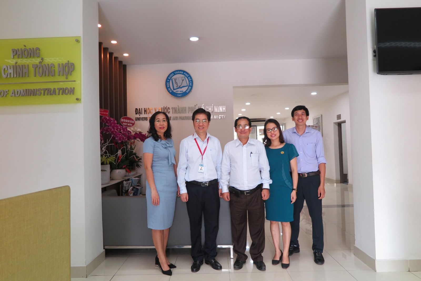 Ban Giám đốc bệnh viện Nhi đồng 2 thăm và chúc mừng Trường nhân ngày Nhà giáo Việt Nam