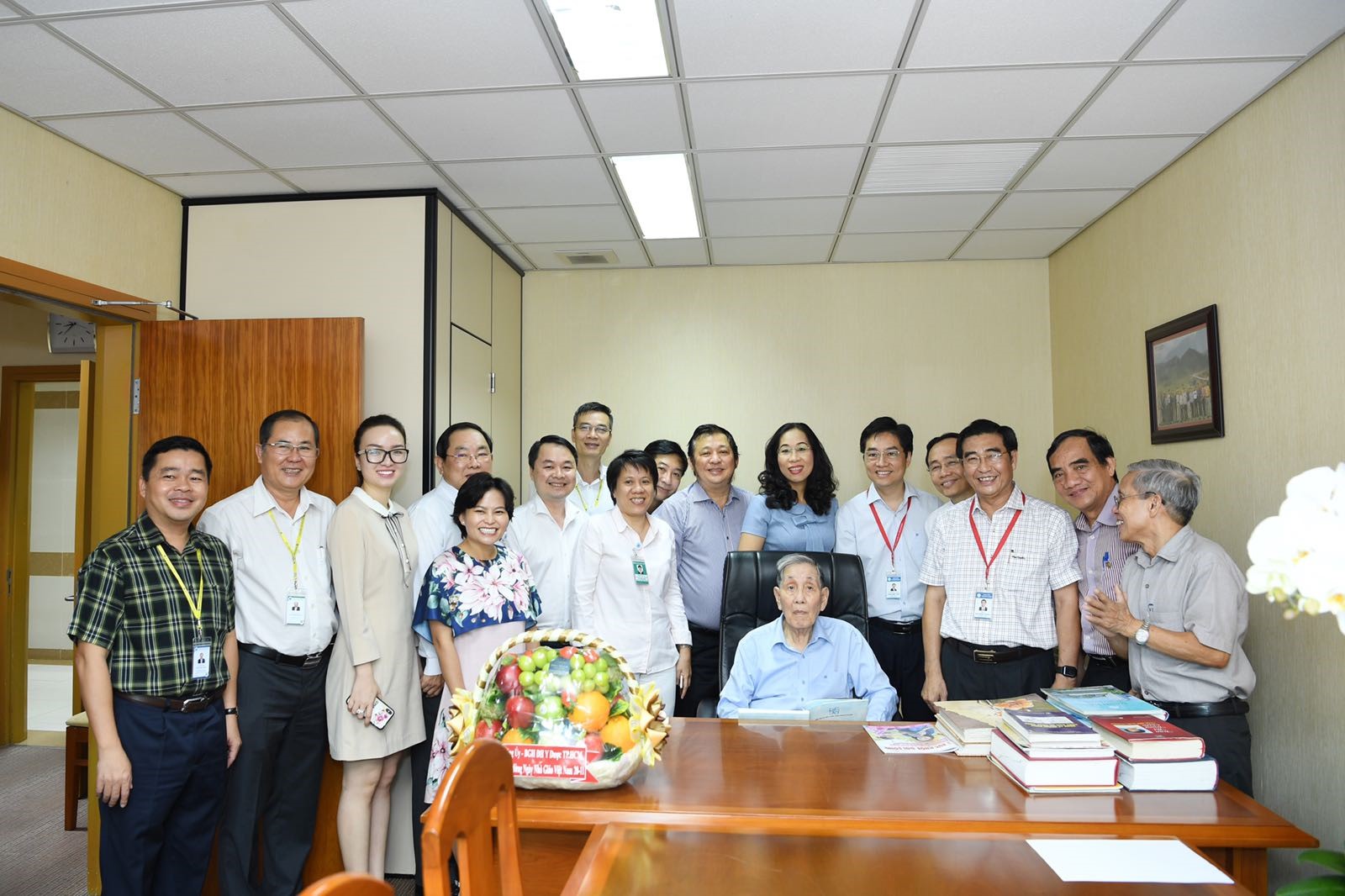 Ban giám hiệu thăm và chúc mừng GS. TS. Nguyễn Đình Hối