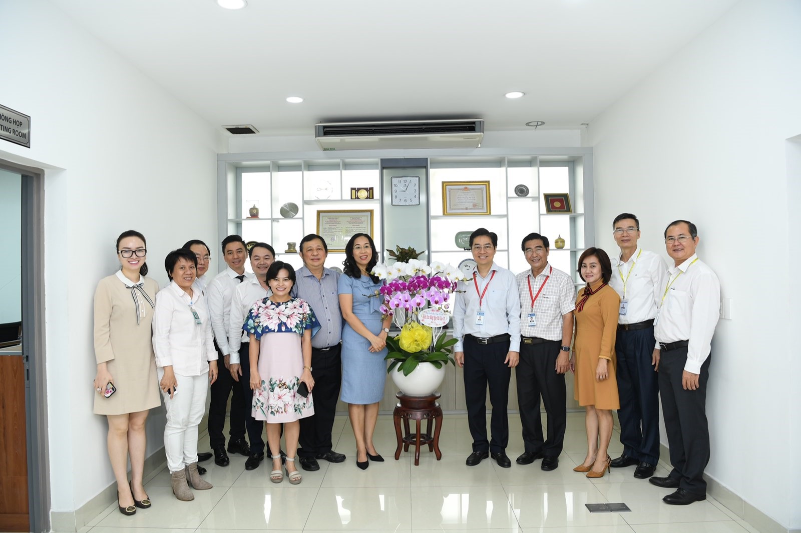 Ban Giám đốc vx88m ĐHYD TP.HCM tặng hoa chúc mừng trường