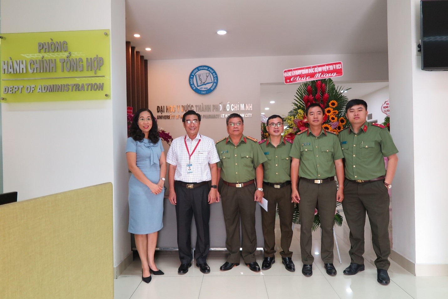 Ban Giám đốc vx88m 30.4 với lẵng hoa chúc mừng trường