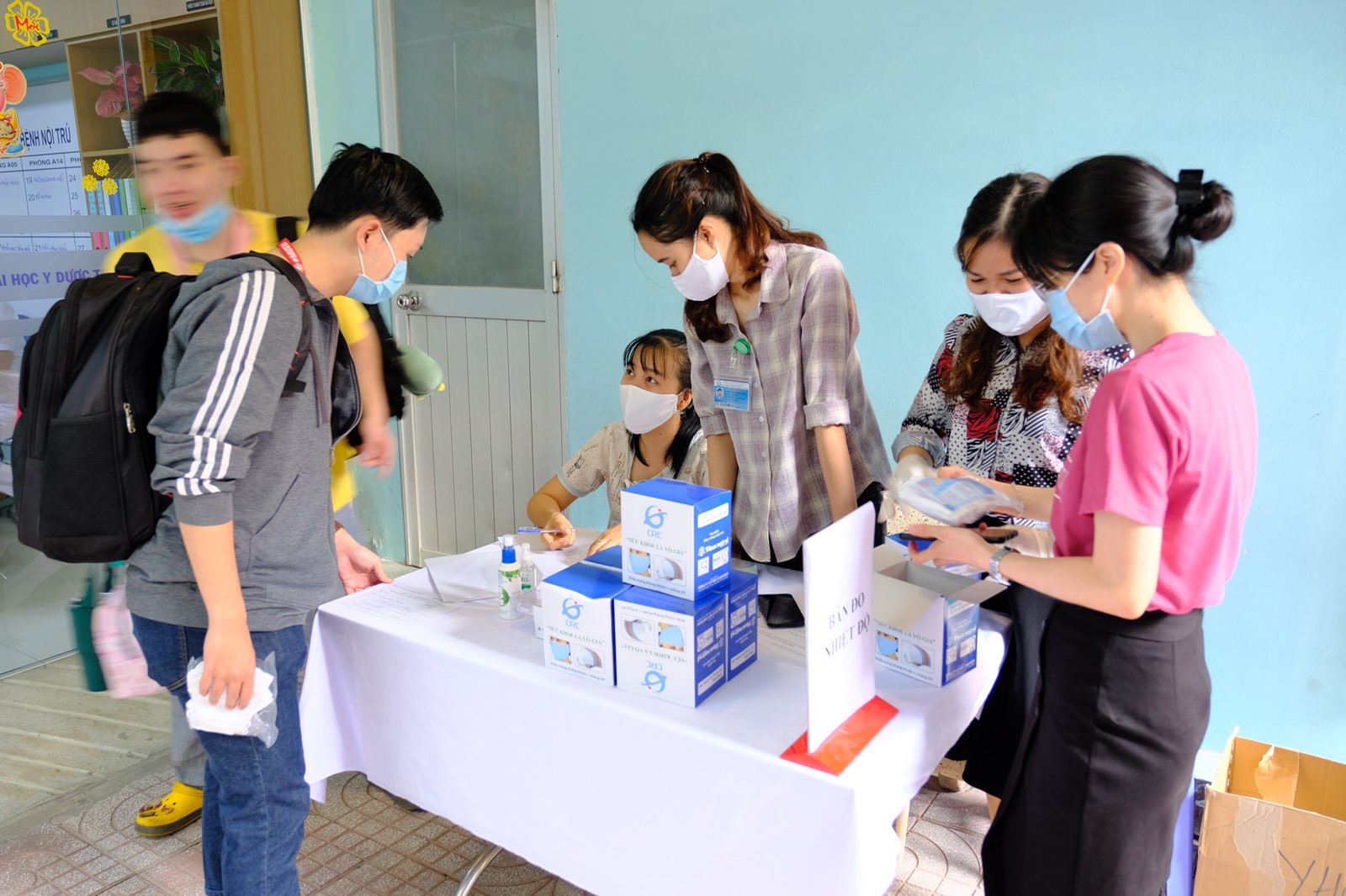 SV khai báo dịch tễ và được phát khẩu trang theo đúng quy trình