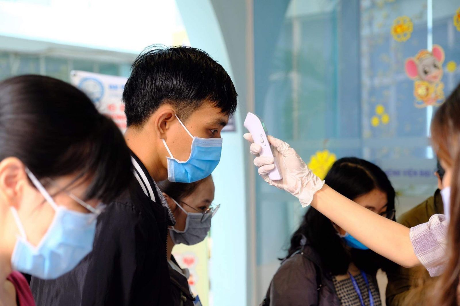 vx88 esball Khoa Y học cổ truyền được đo thân nhiệt trước khi bước vào phòng thực hành