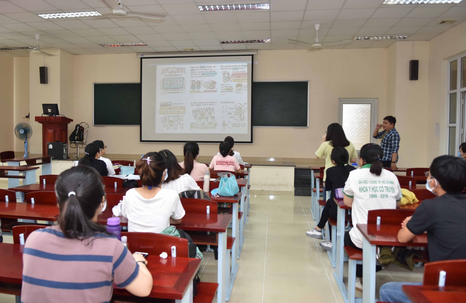ThS. Bùi Phạm Minh Mẫn đang tập huấn cho sinh viên về dịch bệnh covid-19