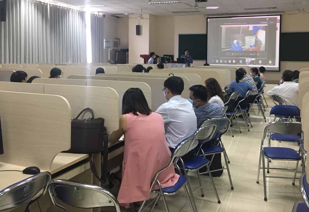 Cán bộ giảng viên Khoa Khoa học cơ bản tham gia lớp tập huấn sử dụng phần mềm dạy online