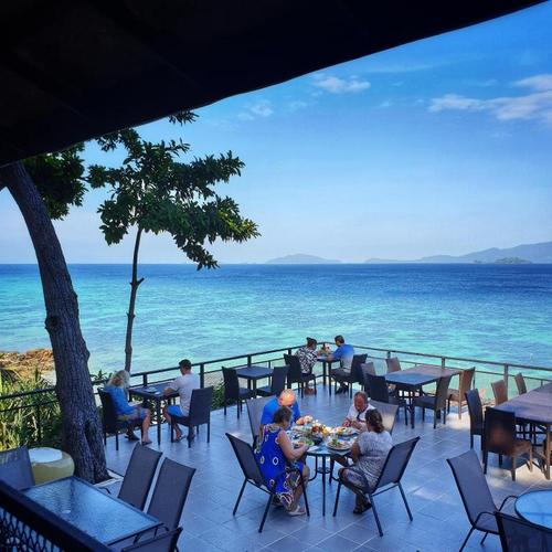 PGS.TS. Phạm Thị Minh Hồng, Đại diện Ban Chủ Nhiệm Khoa Y nhận Giấy chứng nhận của Tổ chức SSH cho chương trình mô phỏng lâm sàng của ATCS – UMP HCMC