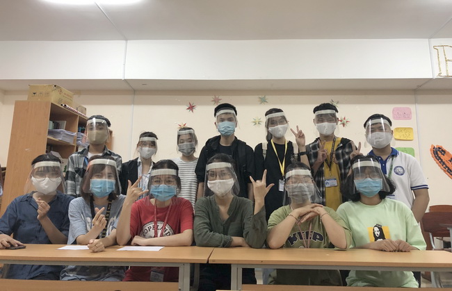 Các sinh viên Trường ĐH vx88b TP.HCM đang cùng nhau thực hiện 500 chiếc mặt nạ chống dịch (faceshields) để gửi tặng cho lực lượng đang thực hiện nhiệm vụ tại các khu cách ly, bệnh viện dã chiến.